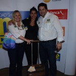 Rosiane Saliba, da São José Viagens, entre Rosa Masgrau e Vitor Bauab, do M&E, ganhou uma mala da Lansay