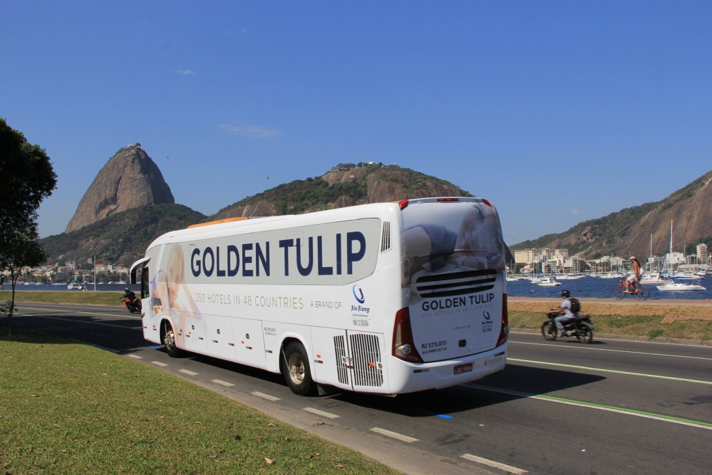 Os ônibus com a marca Golden Tulip circularam pelo Rio