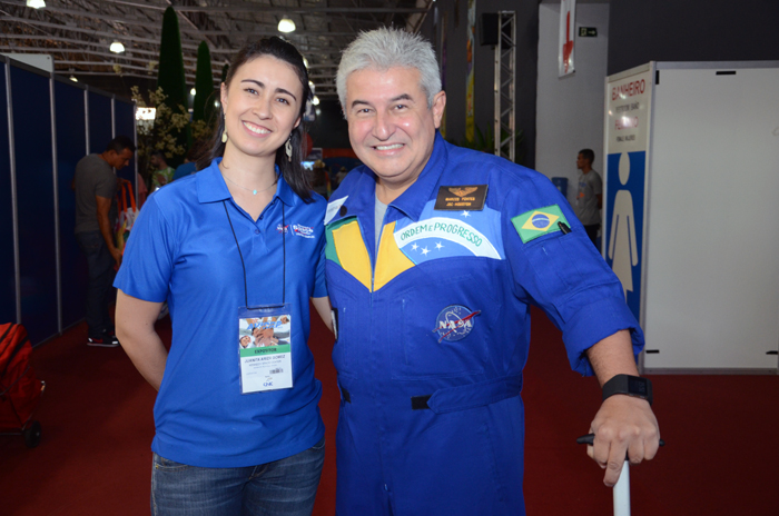 Juanita Ariza, da Kennedy Space Center, e Marcos Pontes, Astronauta Brasileiro Juanita Ariza, da Kennedy Space Center, e Marcos Pontes, Astronauta Brasileiro