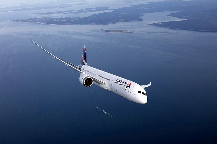 Latam Brasil terá voos para 11 destinos internacionais neste mês 1 LATAM Boeing 787-9 Dreamliner photographed on May 13, 2016 from Wolfe Air Aviation Learjet 25B.