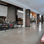 Lobby é grande e se divide em pequenos espaços