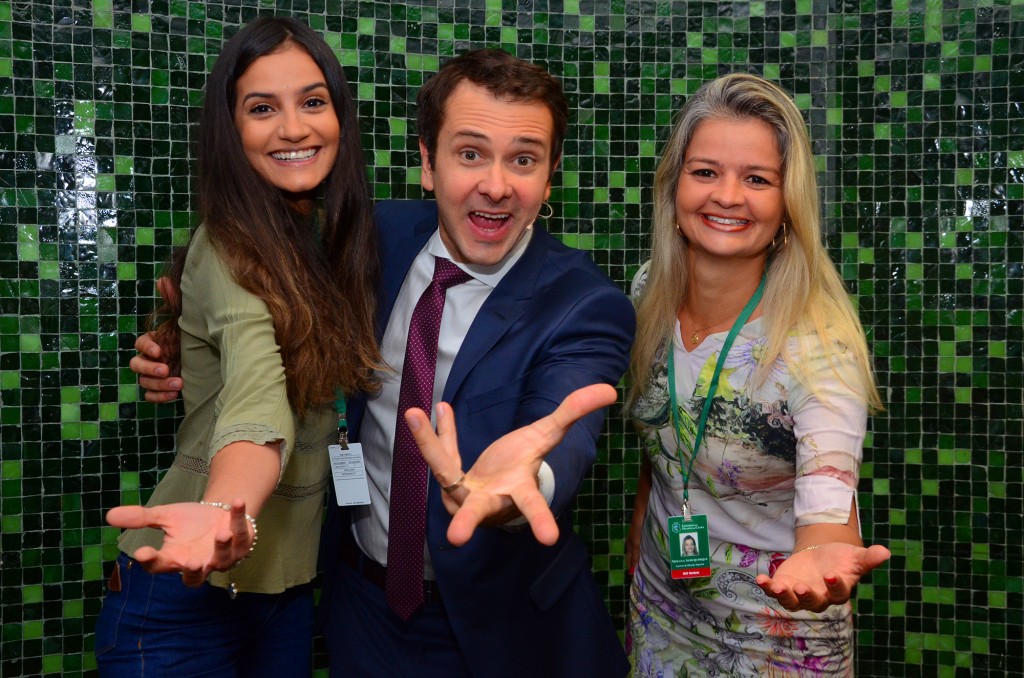 M&E AO VIVO - Com novo plano estratégico, CE promete investimento contínuo em MG 1 O palestrante Marcos Zanqueta, com Lucilene Carvalho e Yewana Guerra, do Ceará