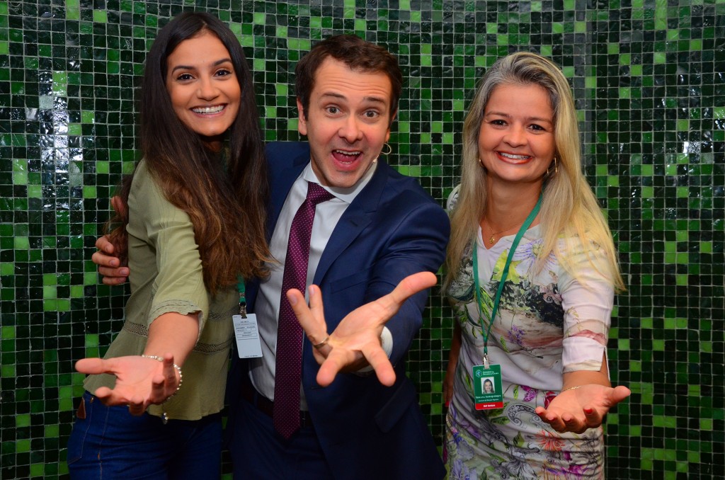 O palestrante Marcos Zanqueta, com Lucilene Carvalho e Yewana Guerra, do Ceará