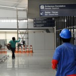 Passageiros e operários dividem os corredores do Terminal 1, em constante revitalização