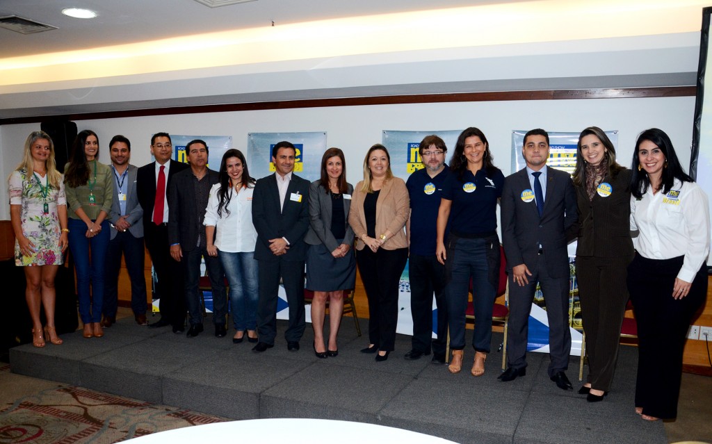 Representantes dos fornecedores parceiros do M&E AO VIVO ao lado de Luciana Fernandes, do M&E