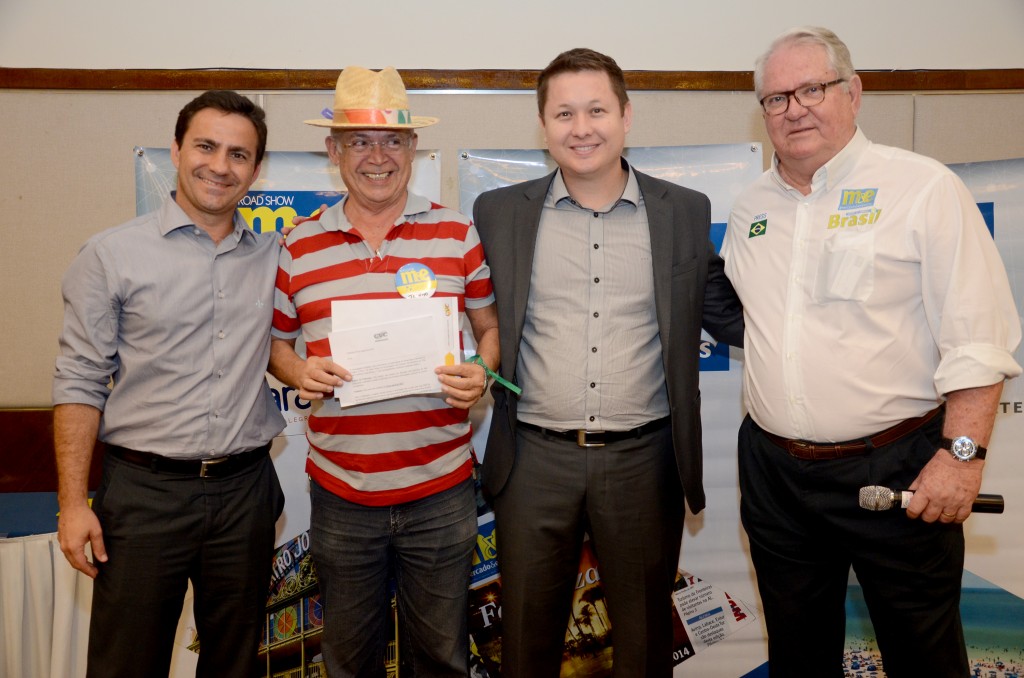 M&E AO VIVO encerra participação em Fortaleza com entrega de prêmios; veja fotos 1 Rogério Mendes, da CVC, Antônio Benevenuto, da Portugalia Viagens, Anselmo Neves, da CVC, e Roy Taylor, do M&E