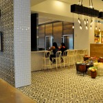 Um dos quatro restaurantes que ficam dentro do Loews Sapphire Falls