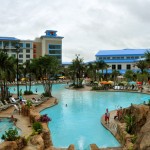 Vista geral da área de lazer e piscinas do Loews