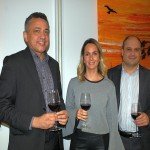 Marcela Daguer, marketing e vendas da QBE Brasil, ladeada por Cesar Sousa, CEO da April Digital, e Marcelo Constantino, superintendente de Marketing da April Seguros