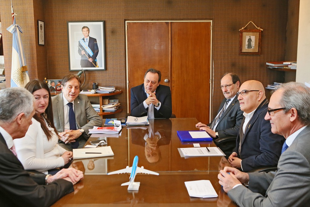 Governador José Ivo Sartori e o secretário estadual da Cultura e interino do Turismo, Victor Hugo, participaram, nesta quarta-feira (17), de audiência com o Ministro do Turismo da Argentina, Gustavo Santos. Em pauta, a integração na área turística, no intuito de desburocratizar e integrar o trade sulamericano ( Foto: Luiz Chaves/Palácio Piratini)