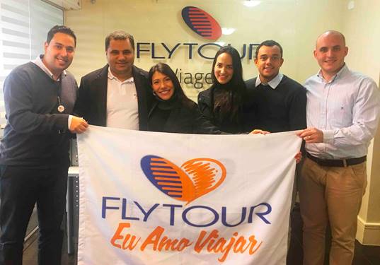 Flytour Viagens e Best Western fecham parceria no Brasil Karen Schmidt e Tatiane Castro, da Best Western, com Rodrigo Almeida, Daniel Firmino, Amauri Barbosa e Marcos Pessuto, da Flytour Viagens