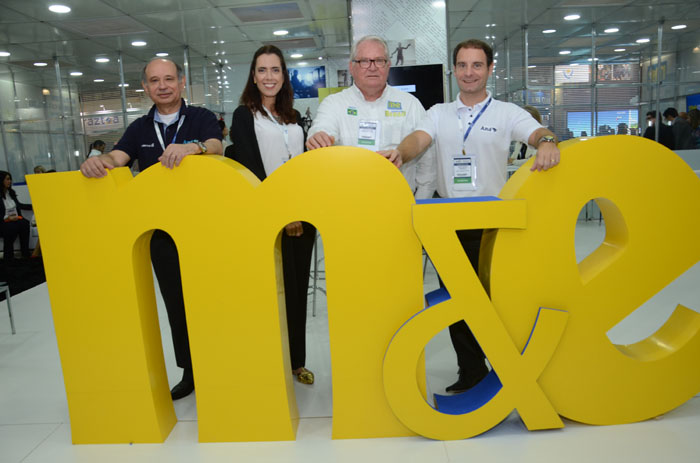Beatriz Spira, da Azul, Antonio Americo e José Mario Caprioli, da Azul Linhas Aereas, com Roy Taylor, do M&E