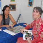 Carolina Arrué, da Muyuna Amazon Lodge atendendo compradora Carolina Arrué, da Muyuna Amazon Lodge atendendo compradora