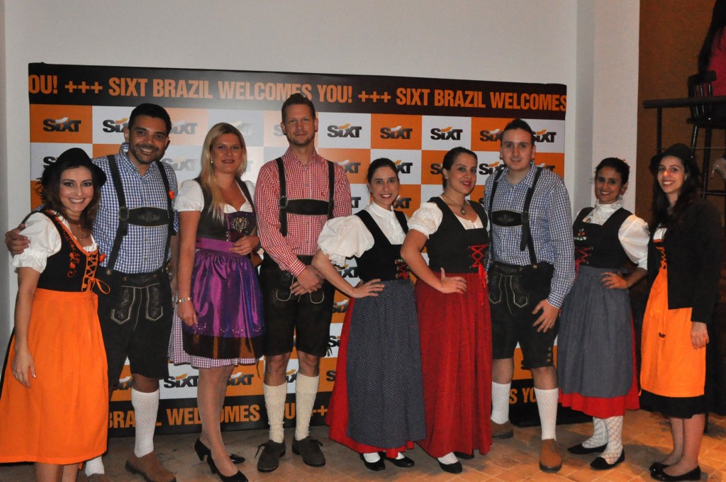 SiXT Rent comemora parceria com a Movida e reúne agentes em festa alemã; fotos 1 Equipe Sixt Brazil, comandada por Jan König e Cleudson Souza