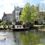 Fachada do St Andrews com lago na frente