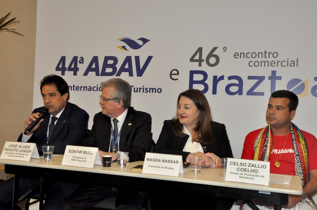 José Alves, secretário de Turismo da Bahia, Edmar Bull, presidente da Abav, Magda Nassar, presidente da Braztoa, e Celso Coelho, diretor de promoções da Bahiatursa
