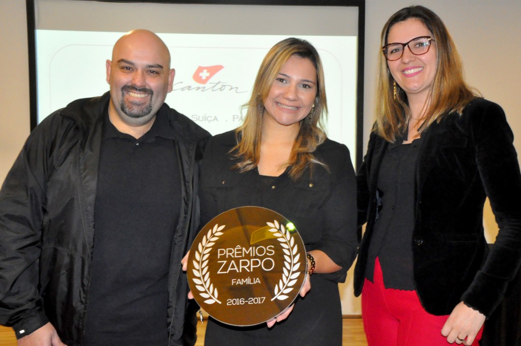 Le Canton recebeu o Prêmio Zarpa como um dos 5 melhores hotéis de família Lia Coutinho entre Leonardo Peciauskas e Flávia Louro