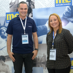 Marcio Nogueira, diretor de Vendas da HotelDo, e Lilian Grau, global marketing director B2B da Best Day Travel Group