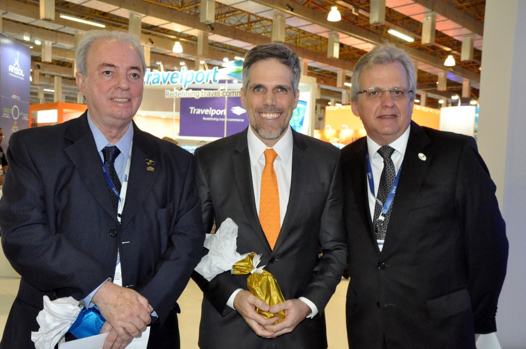 Nilo Sergio Felix, secretário de Turismo do RJ, Paulo Kakinoff, presidente da Gol, e Edmar Bull, presidente da Abav Nacional