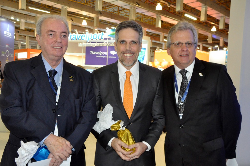 Gol teve 50% de aumento na oferta de voos para o Rio de Janeiro desde 2012 1 Nilo Sergio Felix, secretário de Turismo do RJ, Paulo Kakinoff, presidente da Gol, e Edmar Bull, presidente da Abav Nacional