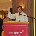 Padre Celestino fez uma prece e deu a benção ao novo empreendimento Padre Celestino fez uma prece e deu a benção ao novo empreendimento