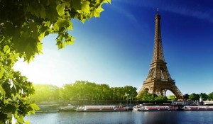 Paris lança plano estratégico para recuperar turismo pós atentados