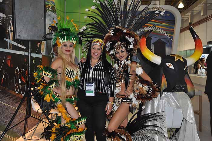 RONDÔNIA - apresentou sua maior tradição folclórica com o boi-bumbá RONDÔNIA - apresentou sua maior tradição folclórica com o boi-bumbá