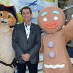 Rogério Siqueira com os personagens Gato de Botas e Biscoito Rogério Siqueira com os personagens Gato de Botas e Biscoito