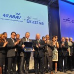 Secretários com Edmar Bull, presidente da Abav Nacional, que foi homenageado