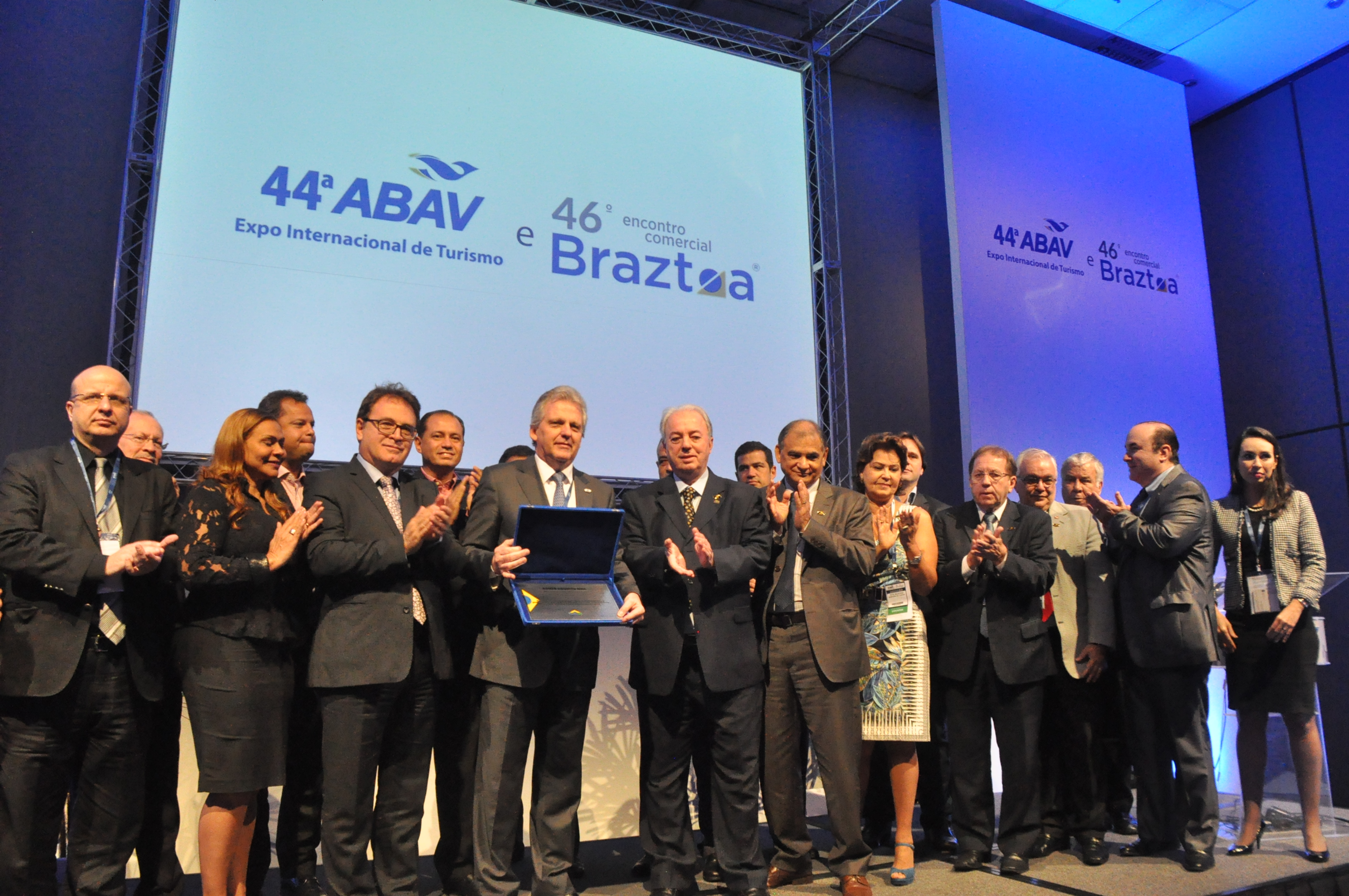 Secretários com Edmar Bull, presidente da Abav Nacional, que foi homenageado