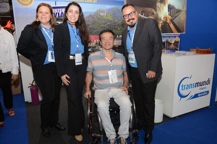 Veronica Dias, Andréa Guedes e Wlamir Moraes, da Transmundi, com Ricardo Shimosakai, do Turismo Adaptado Veronica Dias, Andréa Guedes e Wlamir Moraes, da Transmundi, com Ricardo Shimosakai, do Turismo Adaptado