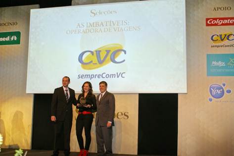CVC: 7º ano como principal marca de confiança do turismo Paula Miolaro, gerente de marketing da CVC recebe o prêmio