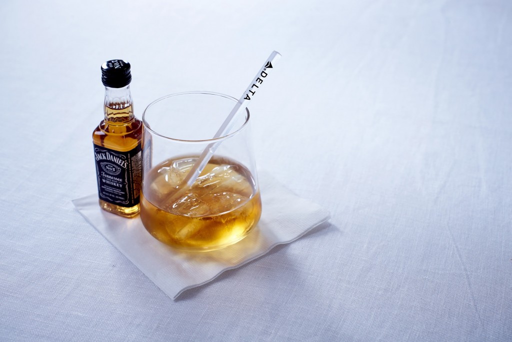 Delta homenageia os 150 anos da destilaria Jack Daniel Delta servirá três novas bebidas a bordo com o Jack Daniel