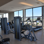 A academia é espaçosa e tem uma bela vista para a cidade