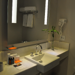 Além dos amenities e secador, o apartamento Luxo também conta com roupão, chinelos e tábua de passar roupas