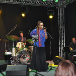 Apesar do adiantar da hora, o público se empolgou com a apresentação vibrante da cantora