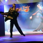 Apresentação de tango durante o feirão Apresentação de tango durante o feirão