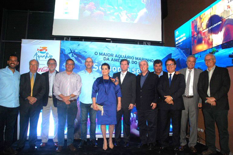 Marx Beltrão destaca parcerias público privadas na inauguração do AquaRio; veja fotos Autoridades-com-representantes-do-AquaRio-768x511 copy