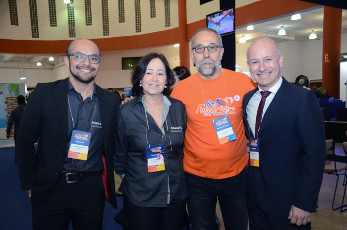 Bruno Yasamura, Priscila Temple, e Marcelo Figueiredo, da Avianca, com Rui Alves, da Flytour Gapnet
