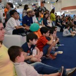 Crianças assistim os Minions no feirão da Flytour Crianças assistim os Minions no feirão da Flytour
