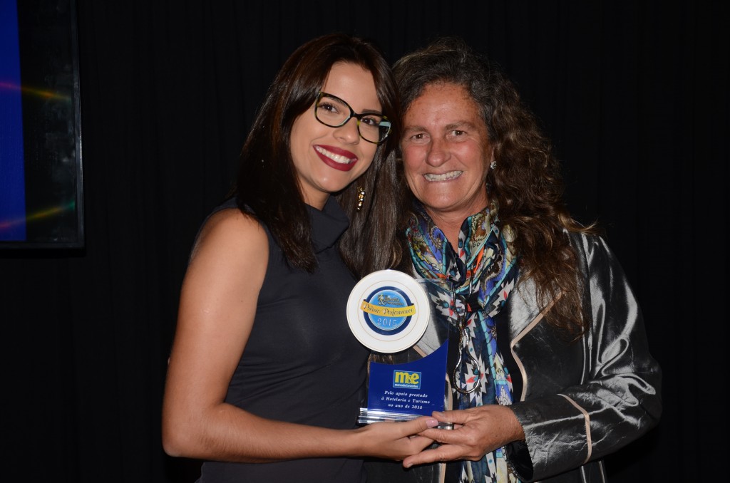 M&E é homenageado no Prêmio Performance Hoteleira 2015 1 Joyce Bezerra da Metal Level e Mari Masgrau, diretora comercial do M&E