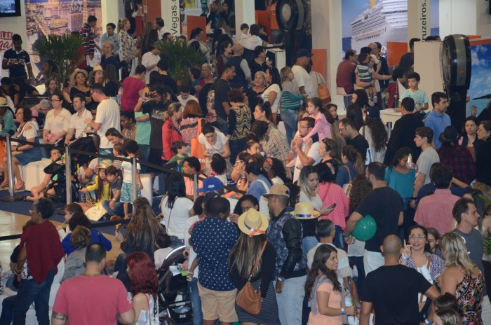Visitantes invadem centro de convenções em Santos atrás das melhores ofertas Visitantes invadem centro de convenções em Santos atrás das melhores ofertas