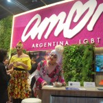 Estande LGBT com as Drag Queens argentinas
