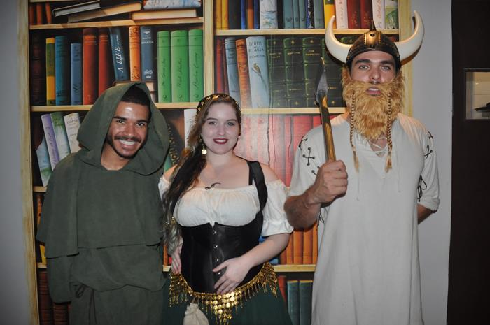Com tema medieval, hamburgueria em SP promete ser novo ponto turístico da cidade 2 Garçons com roupas a caráter