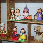 Nas vitrines peças ornamentam a mostra Nas vitrines peças ornamentam a mostra
