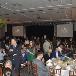 Os convidados se preparam para o jantar que celebra a inauguração