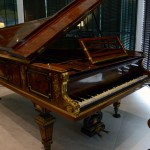 Piano de 1850 ficava no bar do antigo hotel, seu lugar também esta garantido no novo Piano de 1850 ficava no bar do antigo hotel, seu lugar também esta garantido no novo