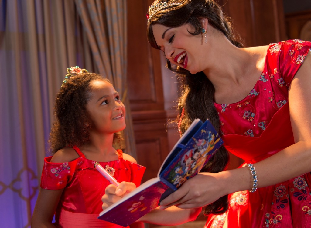 Magic Kingdom recebe 1ª princesa latina do Walt Disney World em novembro Princesa Elena de Avalor recebe os visitantes no Princess Fairytale Hall - no Magic Kingdom (crédito David Roark) (2)