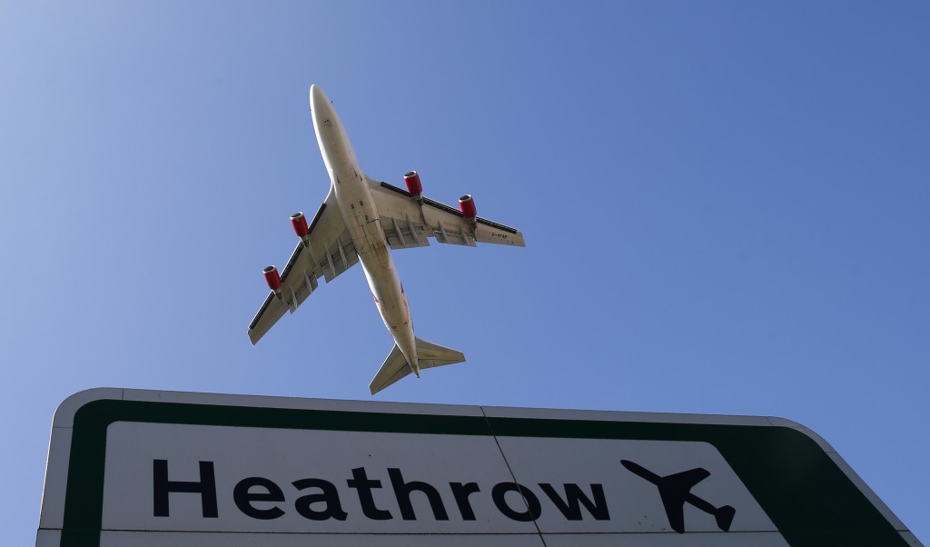 An aircraft takes off from Heathrow airport in west London September 2, 2014. A plan to build a major new airport to the east of London was rejected by a government-appointed commission on Tuesday, dealing a blow to its high-profile backer, the city's mayor Boris Johnson. The Airports Commission said having dropped the idea of building a costly new airport in the Thames Estuary, nicknamed Boris Island, it would now decide by next year whether to expand Heathrow airport to the west of London or Gatwick to the south. REUTERS/Andrew Winning (BRITAIN - Tags: TRANSPORT BUSINESS POLITICS) - RTR44N4T