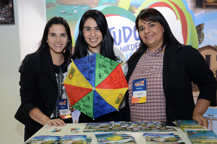 Vanessa Garmes e Gleyce Luz, da Empetur, com Luciana Fernandes, do M&E Vanessa Garmes e Gleyce Luz, da Empetur, com Luciana Fernandes, do M&E